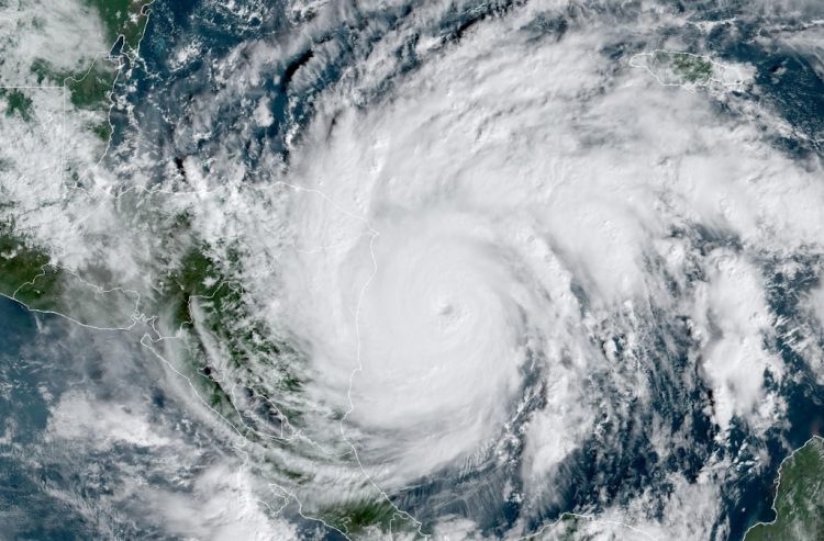 Iota se convirtió en un huracán de gran intensidad esta madrugada. Foto: National Hurricane Center/Facebook.