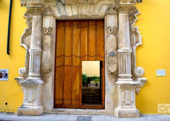 Una puerta en La Habana. Foto: Otmaro Rodríguez.