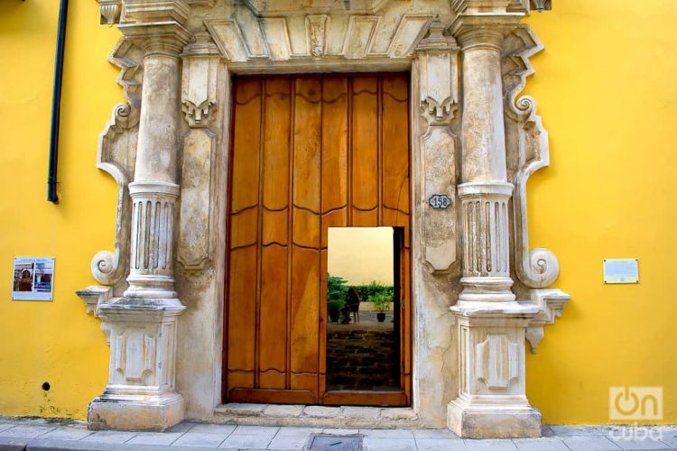 Una puerta en La Habana. Foto: Otmaro Rodríguez.