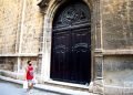 Un joven pasa frente a una puerta exterior en La Habana. Foto: Otmaro Rodríguez.