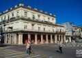 Personas en el entorno del Paseo del Prado de La Habana. Foto: Otmaro Rodríguez.