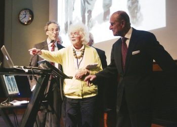 La escritora Jan Morris, centro, con el duque de Edimburgo, derecha, durante una recepción para celebrar el 60 aniversario de la conquista del Everest en la Sociedad Geográfica Real en Londres. Morris, quien se volvió una pionera del movimiento transgénero, falleció a los 94 años, informó su representante literario United Agents. Foto: Yui Mok/PA, via AP, archivo.