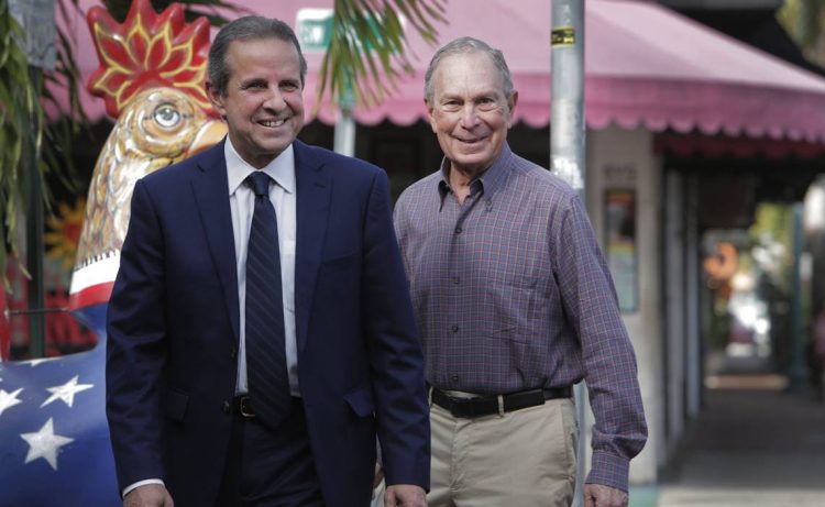 El ex alcalde de Miami, Manny Díaz, acompañado del billonario y es precandidato presidencial demócrata, Michael Bloomberg. Foto: Archivo.