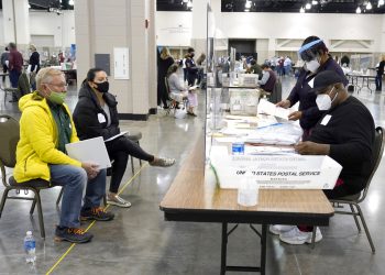 Trabajadores electorales verifican votos el viernes 20 de noviembre de 2020 durante un recuento en un centro de conteo en Milwaukee, Wisconsin. Foto: Nam Y. Huh/AP/Archivo.