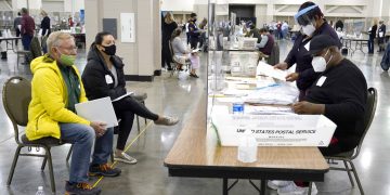 Trabajadores electorales verifican votos el viernes 20 de noviembre de 2020 durante un recuento en un centro de conteo en Milwaukee, Wisconsin. Foto: Nam Y. Huh/AP/Archivo.