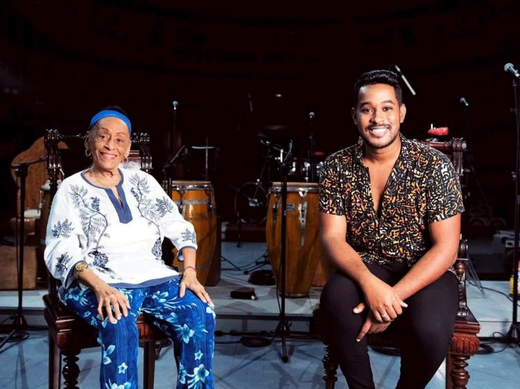 Omara Portuondo junto a Ethiel Failde. Foto: perfil de Facebook de la orquesta.