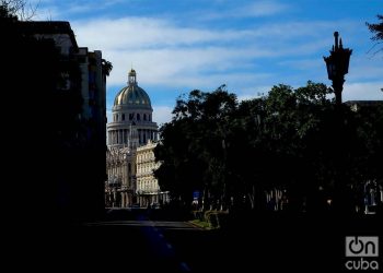 El Capitolio de La Habana, visto desde el Paseo del Prado. Foto: Otmaro Rodríguez