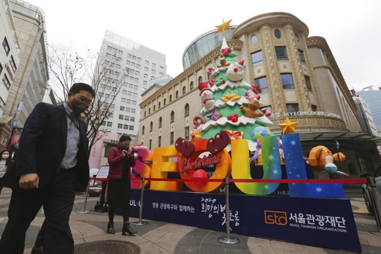 Personas con cubrebocas caminan por una calle de Seúl, Corea del Sur, el 20 de noviembre de 2020. Foto: Ahn Young-joon/AP.