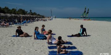 Turistas en el balneario de Varadero. Foto: Otmaro Rodríguez / Archivo OnCuba.