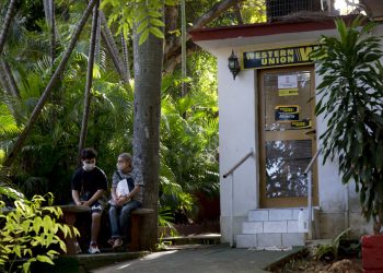 Personas esperan ser atendidas en una oficina de Western Union en su último día de operaciones en La Habana, Cuba, el lunes 23 de noviembre de 2020. Foto: Ismael Francisco / AP.