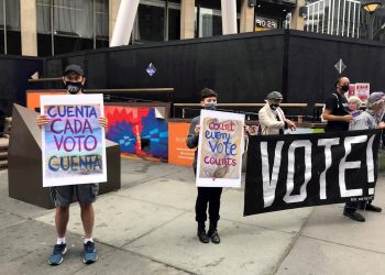 Activistas llaman a votar en las elecciones de EE.UU. en un centro de votación en Madison Square, en Nueva York. Foto: Nora Quintanilla / EFE / Archivo.