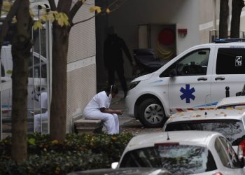 Un trabajador sanitario en las afueras de un centro médico durante el rebrote de coronavirus en París, Francia. Foto: Julien de Rosa / EFE.