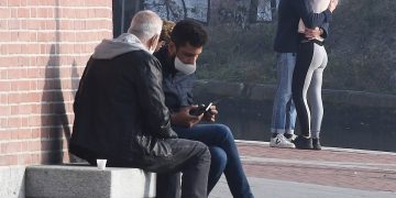 Una joven pareja se besa en el distrito de Navigli, en Milán, Italia, en medio de la pandemia de COVID-19, el 10 de noviembre de 2020. Foto: Daniel Dal Zennaro / EFE.