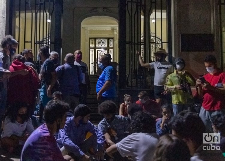 Manifestación de artistas y activistas cubanos en las afueras del Ministerio de Cultura de Cuba, el 27 de noviembre de 2020. Foto: Alien Maleta / Archivo.