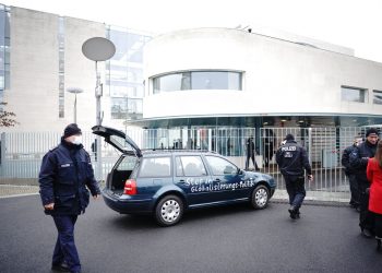 La frase escrita sobre el auto dice: "Paren la política de globalización". Foto: Michael Kappeler/dpa, vía AP.