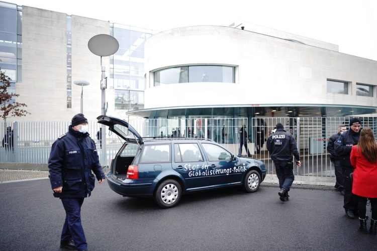 La frase escrita sobre el auto dice: "Paren la política de globalización". Foto: Michael Kappeler/dpa, vía AP.