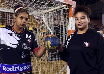 Las dos jugadoras internacionales cubanas llegadas a España, la guardameta Niurkis Mora y la pivote Arislaidy Márquez. Foto: J.Casares / EFE.