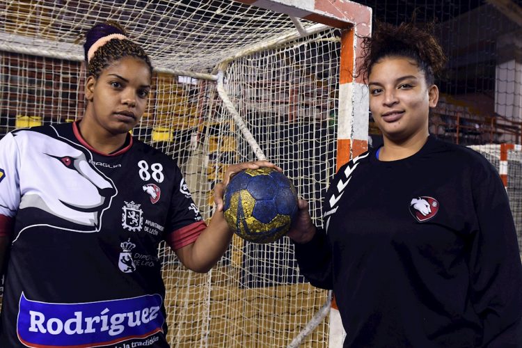 Las dos jugadoras internacionales cubanas llegadas a España, la guardameta Niurkis Mora y la pivote Arislaidy Márquez. Foto: J.Casares / EFE.