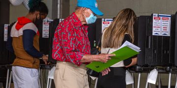 Personas llenan sus papeletas de votación en el centro de votación en Miami Beach, Florida, el martes 3 de noviembre de 2020. Foto: Giorgio Viera / EFE.