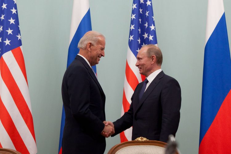 Joe Biden y Vladimir Putin (d), durante un encuentro en Moscú (Rusia), 2011. Foto: MAXIM SHIPENKOV/Archivo/EFE.