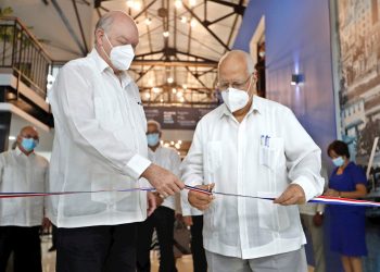 El ministro cubano de Comercio Exterior y la Inversión Extranjera, Rodrigo Malmierca (izq) y el viceprimer ministro Ricardo Cabrisas, cortan la cinta inaugural de la sede de la Ventanilla Única de Inversión Extranjera (Vuinex), en La Habana, el 3 de noviembre de 2020. Foto: Yander Zamora / EFE / Archivo.