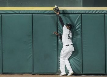 Luis Robert es el primer cubano con un Guante de Oro desde Yoennis Céspedes en el 2015. Foto: Tanner Maury/EFE.