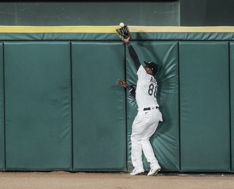 Luis Robert es el primer cubano con un Guante de Oro desde Yoennis Céspedes en el 2015. Foto: Tanner Maury/EFE.