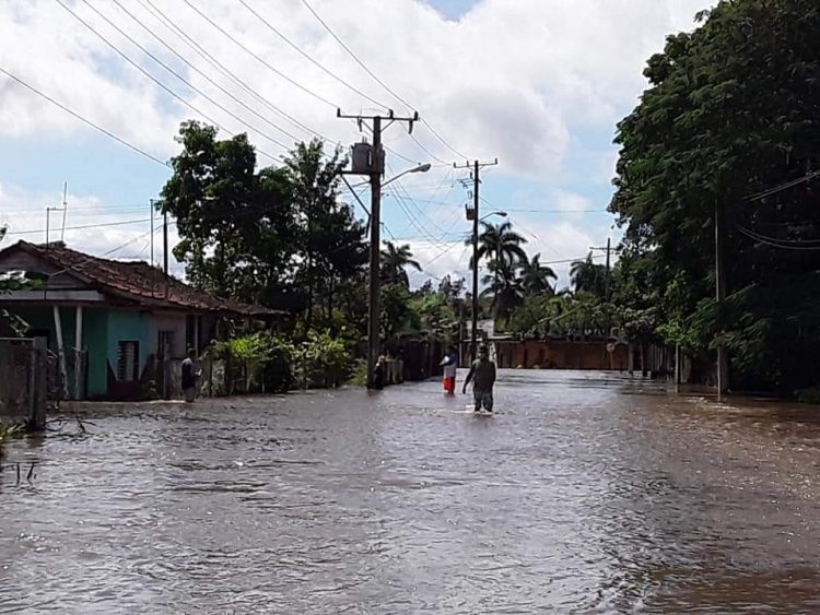 Inundaciones en el municipio avileño de Chambas, este domingo, tras el paso de Eta. Foto: twitter.com/invasorpress