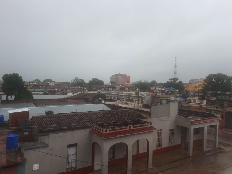 A las seis de la mañana, la región central de Eta fue estimada en los 21.8 grados de latitud Norte y los 78.7 grados de longitud Oeste, sobre la ciudad de Ciego de Ávila. Foto: twitter.com/Invasorpress