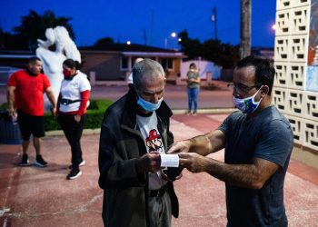 Votantes en Hialeah, Florida, la madrugada del martes. Foto: Scott McIntyre/ The New York Times.