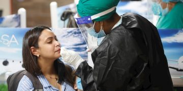 Foto de archivo de una trabajadora sanitaria tomando una muestra para un test de PCR, para detectar el coronavirus SARS CoV-2, en el Aeropuerto José Martí de La Habana. Foto: Yander Zamora / EFE / Archivo.