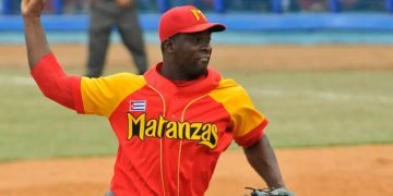 El lanzador cubano Noelvis Entenza, de los Cocodrilos de Matanzas, autor de un no hit no run ante Granma el 4 de noviembre de 2020. Foto: Prensa Latina.