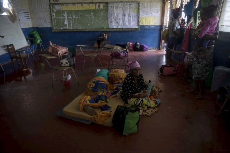 Evacuados por las lluvias del huracán Eta, en Bilwi, costa norte de Nicaragua. Foto: Jorge Torres/EFE.