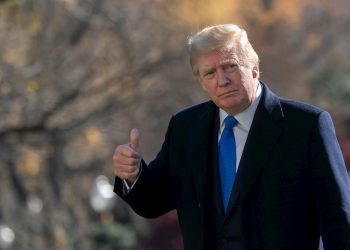 El presidente de los Estados Unidos, Donald J. Trump, regresa a la Casa Blanca después de pasar el fin de semana de Acción de Gracias en Camp David, en Washington, 29 de noviembre de 2020. Foto: Chris Kleponis / EFE / POOL.