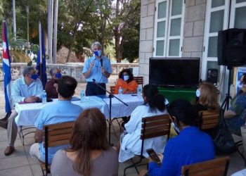 El jefe de cooperación de la Unión Europea (UE) en Cuba, Juan Garay (de pie), habla durante el acto de la firma de acuerdos en materia de salud entre el gobierno de La Habana y la UE. Foto: Tribuna de La Habana.