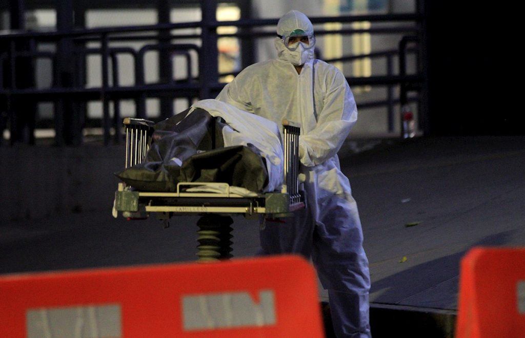 Un enfermero traslada a una persona fallecida por la COVID-19, en el Hospital General de Ciudad Juárez, en el estado de Chihuahua, México. Foto: Luis Torres / EFE.