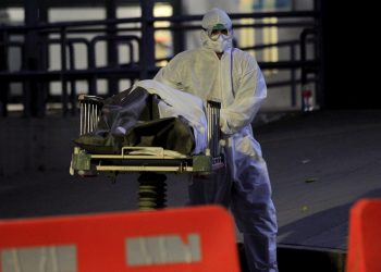 Un enfermero traslada a una persona fallecida por la COVID-19, en el Hospital General de Ciudad Juárez, en el estado de Chihuahua, México. Foto: Luis Torres / EFE.