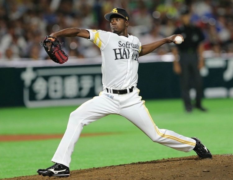 El pitcher cubano Liván Moinelo, con los Halcones de Softbank. Foto: bunshun.jp / Archivo.