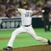 El pitcher cubano Liván Moinelo, con los Halcones de Softbank. Foto: bunshun.jp / Archivo.