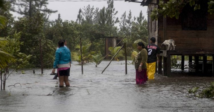 Personas abandonan sus hogares en una comunidad de la costa caribe norte en Bilwi (Nicaragua). Foto: Jorge Torres/EFE.