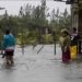 Personas abandonan sus hogares en una comunidad de la costa caribe norte en Bilwi (Nicaragua). Foto: Jorge Torres/EFE.