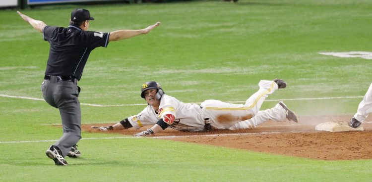 El receptor Takuya Kai, del Softbank Hawks, remolcó la carrera decisiva para los actuales campeones del béisbol japonés en el primer duelo de la postemporada 2020. Foto: Tomada de The Japan Times.