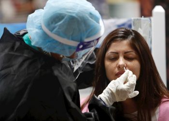 Un trabajador sanitario toma una muestra para un test de PCR, para detectar el coronavirus SARS CoV-2, en el aeropuerto de La Habana. Foto: Yander Zamora / EFE / Archivo.