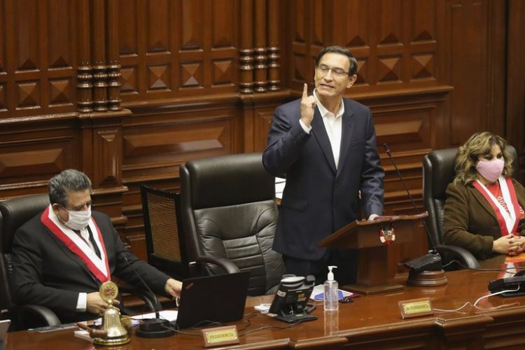 El destituido presidente de Perú, Martín Vizcarra (c). Foto: Paolo Aguilar/EFE/Archivo.