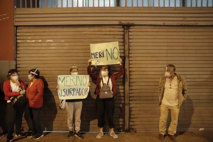 Los manifestantes rechazaron la destitución de Vizcarra y afirmaban que Merino “no es” su presidente. Foto: elcomercio.pe