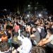 Grupo de jóvenes artistas e intelectuales cubanos que participaron en la protesta pacífica frente al Ministerio de Cultura en La Habana, Cuba, desde la mañana del 27 de noviembre de 2020 hasta la madrugada del 28. Foto: Ernesto Mastrascusa / EFE.