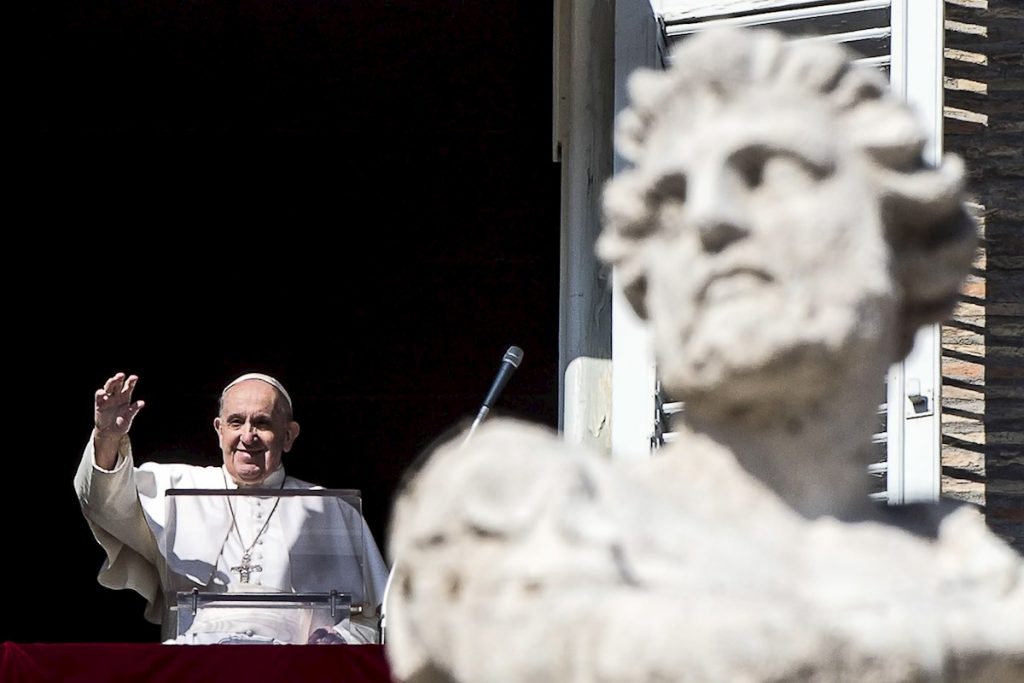 El Papa Francisco saluda a los feligreses en el Vaticano. Foto: Angelo Carconi / EFE / Archivo.