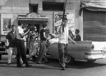 Grupo de personas disparando-desde-el-costado-del-cine-Mazanares al-edificio-de-Carlos-III-e-infanta, el 1ero de enero de 1959. Foto: Ernesto Fernández.
