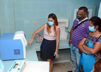 Especialistas del Centro Nacional de Electromedicina, asesoran al personal de salud que se desempañará en el nuevo laboratorio de biología molecular de Camagüey. Foto: Rodolfo Blanco Cué/ACN.