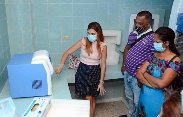 Especialistas del Centro Nacional de Electromedicina, asesoran al personal de salud que se desempañará en el nuevo laboratorio de biología molecular de Camagüey. Foto: Rodolfo Blanco Cué/ACN.